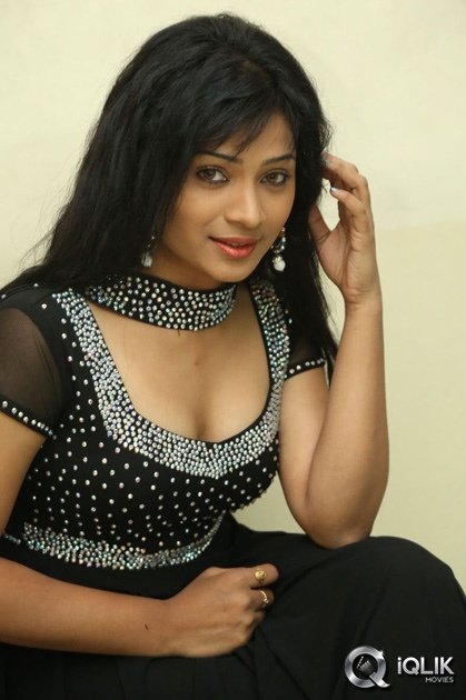 Shwetha-Shalini-at-Romantic-Target-Movie-Trailer-Launch